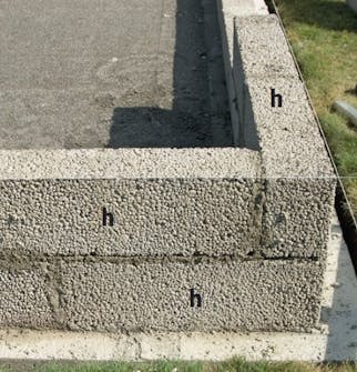 Sokkel av lecablokker i orangeri Sokkelen i orangeri mures av lecablokker